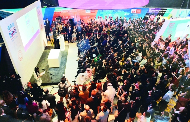 الصورة : ■ الجمهور الصيني يتابع بشغف عرضاً تسجيلياً عن دبي خلال الافتتاح