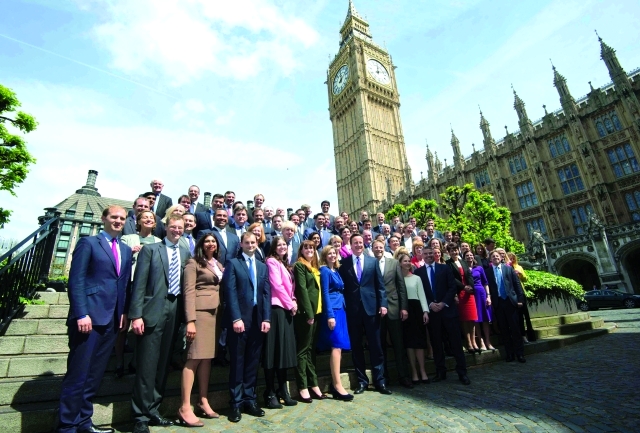 الصورة :  .. ومع نواب حزب المحافظين أمام مبنى مجلس العموم  |  أرشيفية