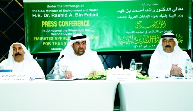 الصورة : ■ راشد ومحمد بن فهد وعبد الرحمن الشرهان خلال المؤتمر الصحفي  |  تصوير: محمود الخطيب