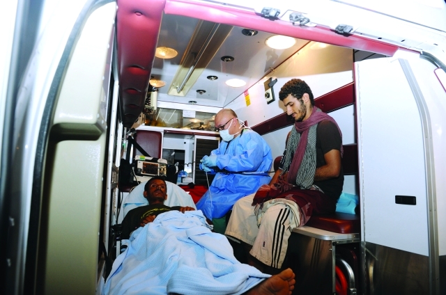الصورة : جانب من عمليات نقل المصابين إلى سيارات الإسعاف عالية التجهيز