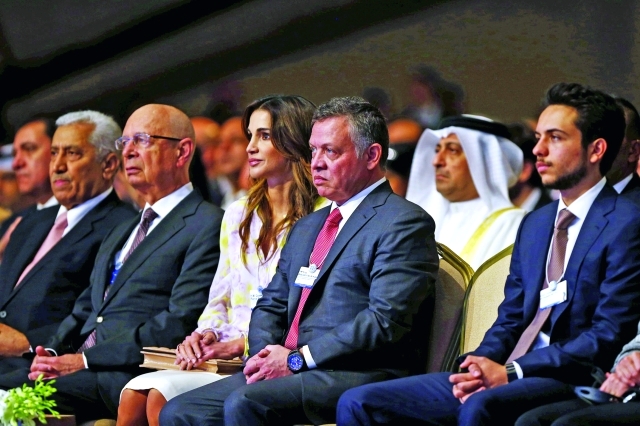 الصورة : ■ العاهل  الأردني والملكة رانيا في افتتاح المنتدى الاقتصادي العالمي   |  رويترز