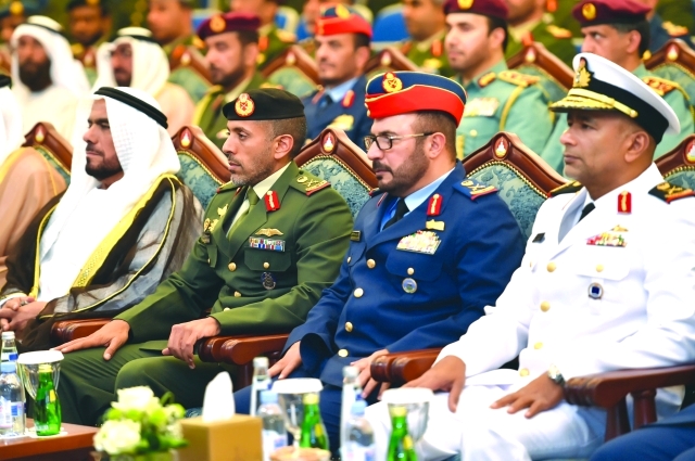 الصورة : ■ أحمد بن طحنون والقادة العسكريون