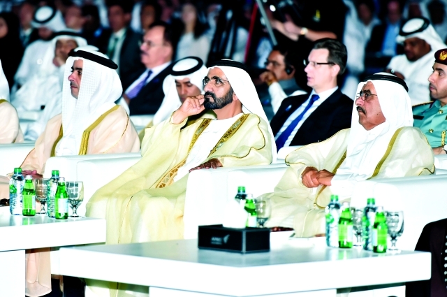 الصورة : ■ محمد بن راشد وحمدان بن راشد وسيف بن زايد خلال حفل إطلاق استراتيجية وكالة الإمارات للفضاء  |  تصوير : محمد هشام
