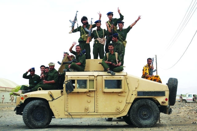 الصورة : ■ جنود موالون للشرعية على آلية خلال عرض عسكري في مأرب  |  رويترز
