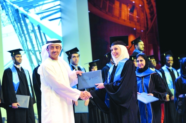 الصورة : ■ عبد الله بن زايد يسلم إحدى الطالبات شهادة التخرج