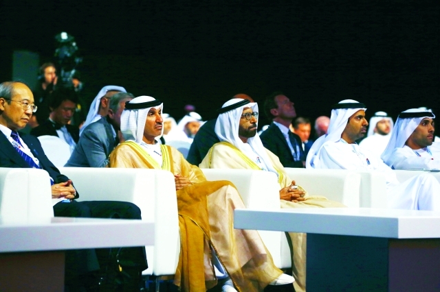 الصورة : منتدى تطوير تكنولوجيا الفضاء التجارية د. خليفة الرميثي ود.مهندس محمد الأحبابي والحضور  خلال الجلسة الأولى