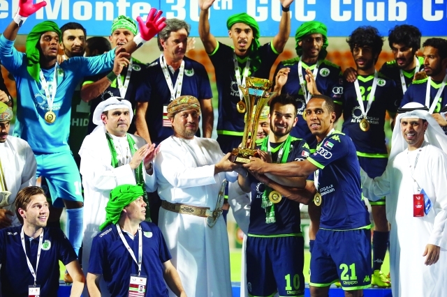 الصورة : ■ تتويج  الشباب ببطولة دوري أبطال الخليج | تصوير سالم خميس