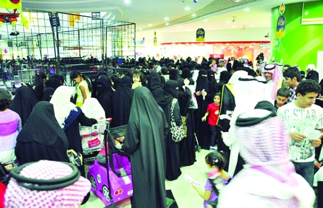 الصورة :  ارتفاع وتيرة التسوق لرمضان في السعودية