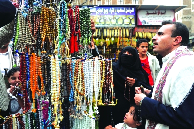 الصورة : epa03794940 Yemeni Muslims buy prayer beads during the fasting month of Ramadan at a local market in the old city of Sana’a, Yemen, 20 July 2013. Muslims all over the world are observing the Islam's holy fasting month of Ramadan which prohibits food, drinks, smoke and sex from dawn to dusk.  EPA/YAHYA ARHAB