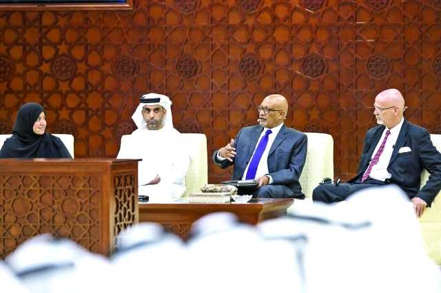الصورة : ■ عبد الله الغفلي وإلياس داري وتوم روبرتس خلال المحاضرة