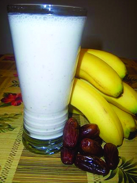 الصورة :  الحليب والتمر والموز من ضرورات التغذية الصحيحة في رمضان