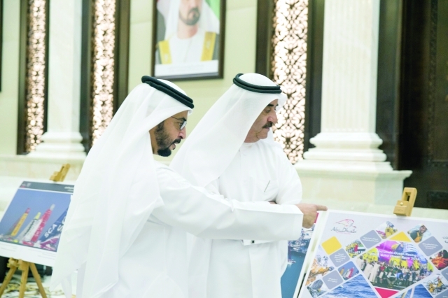 الصورة : ■ سعود المعلا وحمدان بن زايد يطالعان عرضاً حول فريق أبوظبي للمحيطات