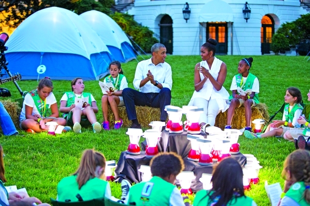 الصورة : أوباما وميتشل يتوسطن الفتيات     إ ب