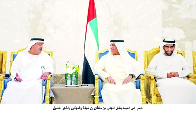الصورة : حاكم رأس الخيمة متحدثاً إلى سلطان بن خليفة بحضور أحمد بن سعود