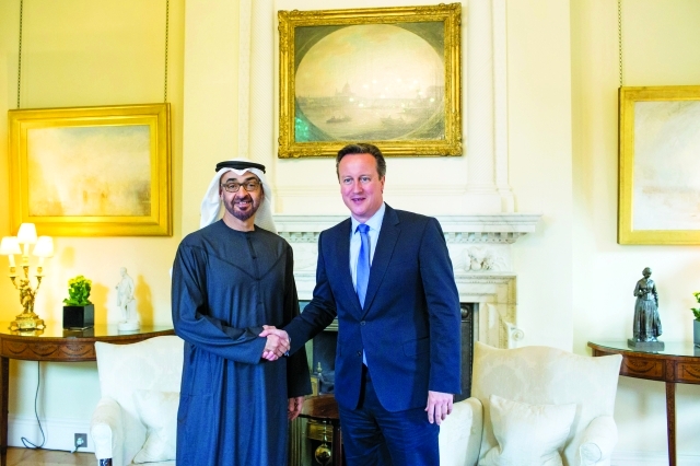 الصورة : ولي عهد أبوظبي مصافحاً رئيس وزراء بريطانيا