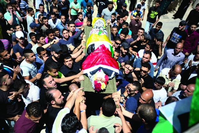 الصورة : ■ تشييع جثمان محمد الكسبة الذي قتله جنرال إسرائيلي أمس  |  أ.ب