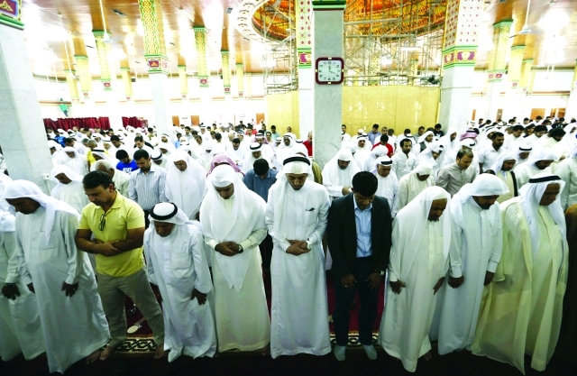 الصورة : ■ بحرينيون يؤدون الصلاة في أحد مساجد المنامة  |  رويترز