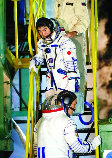 الصورة : كيميا يوي من وكالة استكشاف الفضاء اليابانية يتأهب للرحلة ــ  إ ب