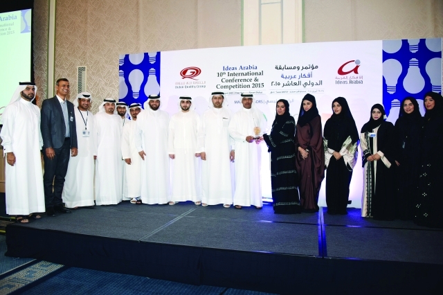 الصورة :  فريق جمارك دبي الفائز بجائزة ومؤتمر الأفكار العربية  |  البيان