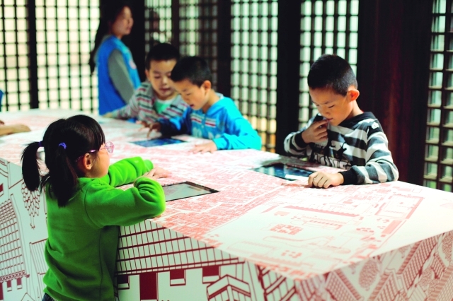 الصورة : ■ صغار يشاركون في أسبوع بكين