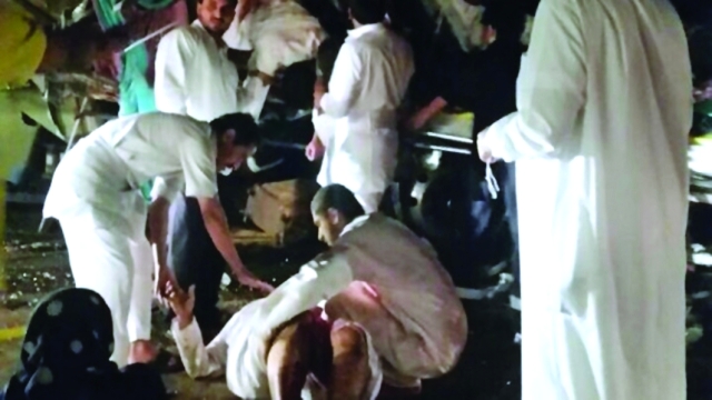 الصورة : سعوديون يحاولون إسعاف أحد الركاب  ــ  من المصدر