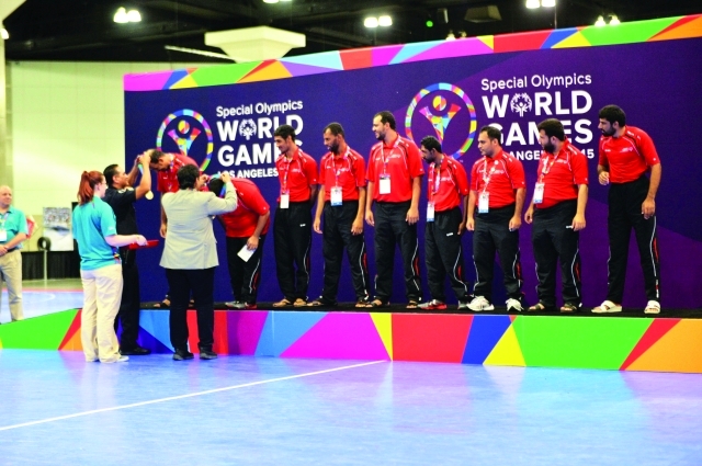 الصورة : ■ لاعبو اليد يتقلدون الميداليات الذهبية على منصة التتويج  |  تصوير: جابر عابدين