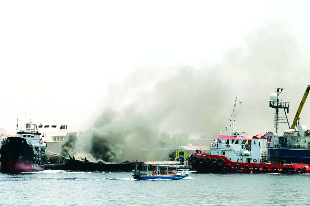 الصورة : ■ الحريق أتى على السفينتين بالكامل  |  تصوير خالد نوفل