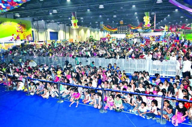 الصورة :  الجمهور من العائلات والأطفال يتابعون الحفل |   البيان