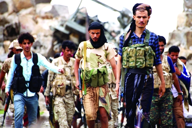 الصورة : ■ مقاتلون من المقاومة في موقع عسكري قرب تعز   |  أ.ف.ب