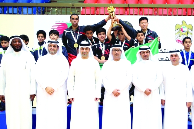 الصورة : ■  المدفع والهاجري وكبار الحضور مع منتخب الأشبال بطل الخليج  |  تصوير:  يونس يونس