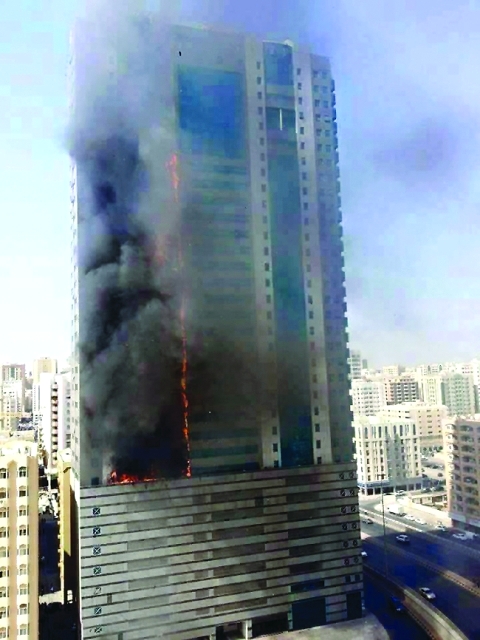 الصورة : ■ الدخان يتصاعد من البرج السكني بالشارقة أمس  |  البيان