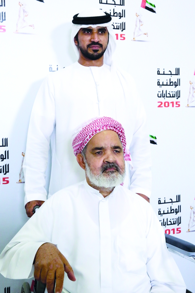 الصورة : المرشح معضد الكتبى مع حفيده