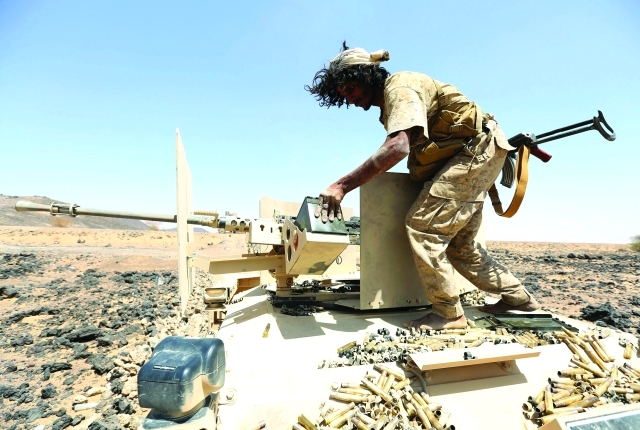 الصورة : ■ جندي يمني يقف على ناقلة جند مدرعة في الخطوط الأمامية للقتال بمأرب  |  رويترز