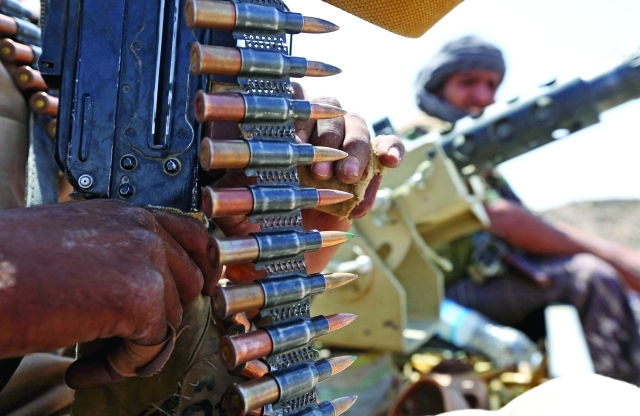 الصورة : ■ جنود يمنيون يجلسون على ناقلة جند مدرعة في محافظة مأرب  |  رويترز