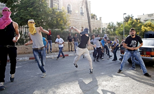 الصورة : ■ مواجهات بين الشبان والاحتلال في بيت لحم  |   أ.ف.ب