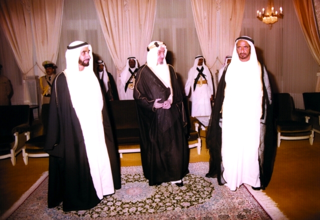 الصورة : زايد بن سلطان وراشد بن سعيد وفيصل بن عبد العزيز أثناء جلسة المباحثات الرسمية - جدة –(20 أغسطس 1974)