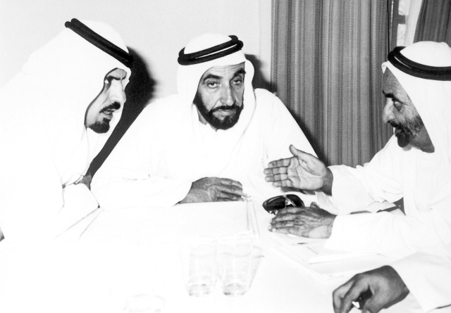 الصورة : 5 زايد بن سلطان وراشد بن سعيد وأحمد خليفة السويدي  (6 مايو 1976م)