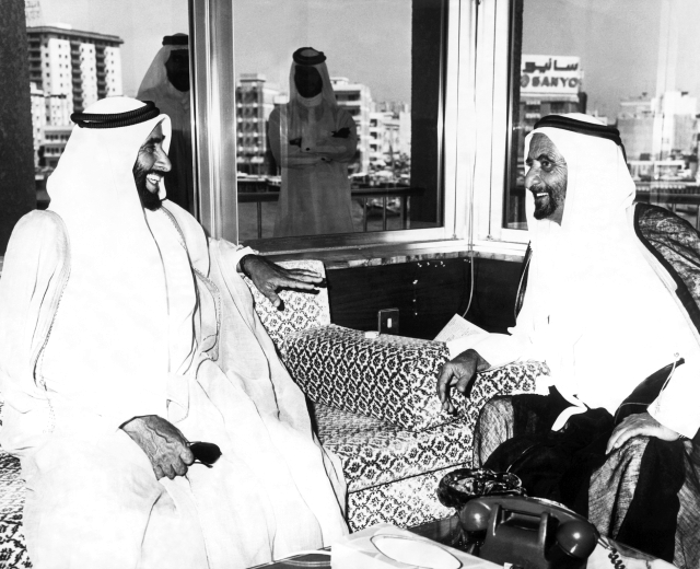 الصورة : زايد بن سلطان وراشد بن سعيد في بحث تشكيل الوزارة الجديدة – دبي (12 يونيو 1979)