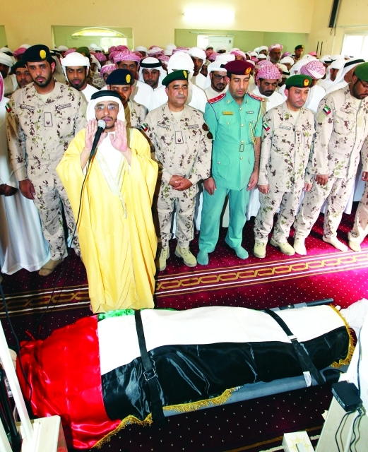 الصورة : ■ أبناء دبا الفجيرة ورفاق السلاح يؤدون صلاة الجنازة على الشهيد