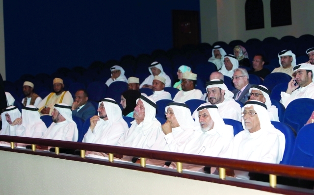 الصورة : Ⅶ  سلطان السويدي وعبدالغفار حسين يتوسطان الحضور |  تصوير: محمود الخطيب