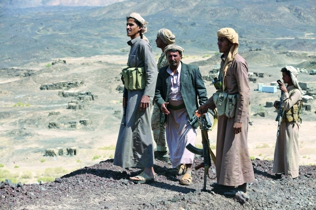 الصورة : ■ أفراد من المقاومة اليمنية يتجمعون حول موقع استراتيجي غرب مأرب  |  رويترز