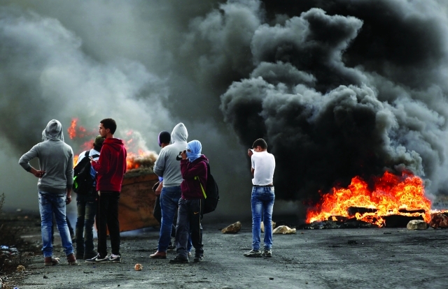 الصورة : شبان فلسطينيون خلال مواجهات مع جيش الاحتلال |  أ.ف.ب