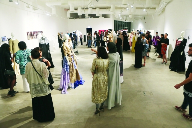 الصورة : ■ حضور كثيف في معرض الموضة بروح التراث