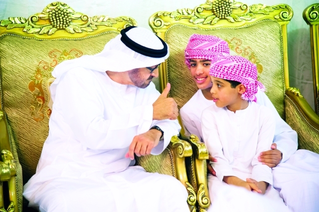 الصورة : محمد بن زايد في حديث أبوي مع ابني الشهيد محمد السيابي