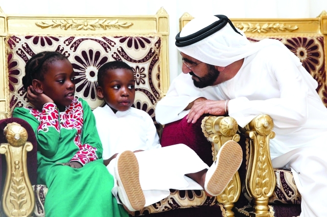 الصورة : نائب رئيس الدولة في لفتة أبوية مع ابني الشهيد أحمد الحمادي