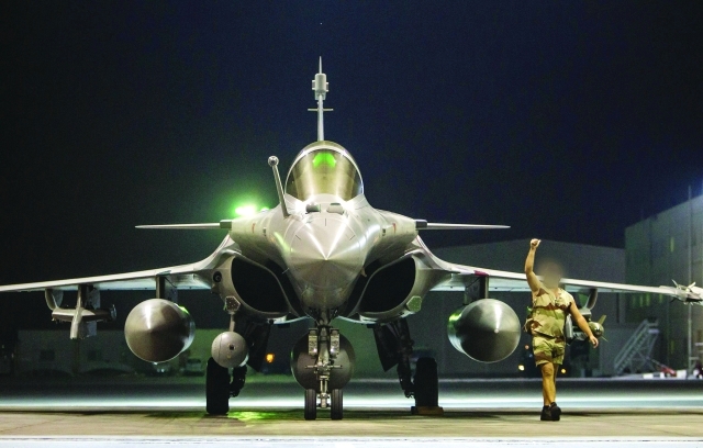 الصورة : طائرة حربية فرنسية تستعد لضرب أهداف إرهابية في سوريا/ أ.ف.ب