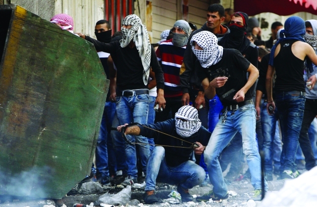الصورة : ■ متظاهرون يواجهون قوات الاحتلال في مدينة الخليل   |  رويترز