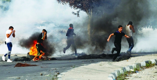 الصورة : ■ شبان فلسطينيون يواجهون قوات الاحتلال قرب نابلس  |  إي بي إيه