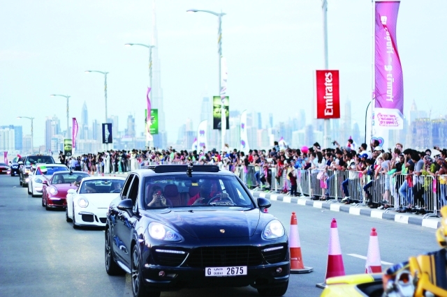 الصورة : ■ مسابقة لتزيين السيارات تنظم خلال فعالية «موكب دبي الاستعراضي»  |  البيان