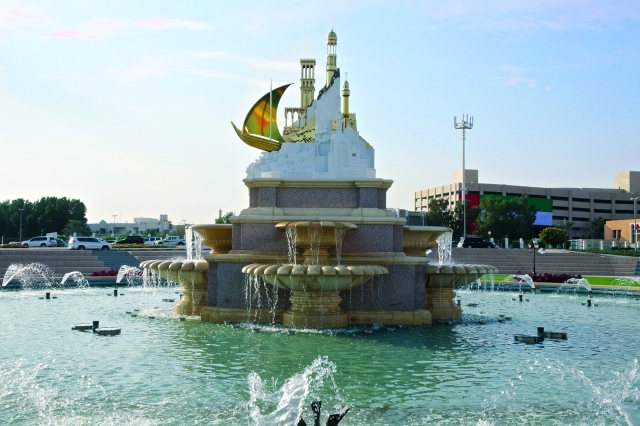 الصورة : Ⅶ النصب يتكون من قاعدة وفق الطراز الإسلامي وزخارف مطلية باللون الذهبي